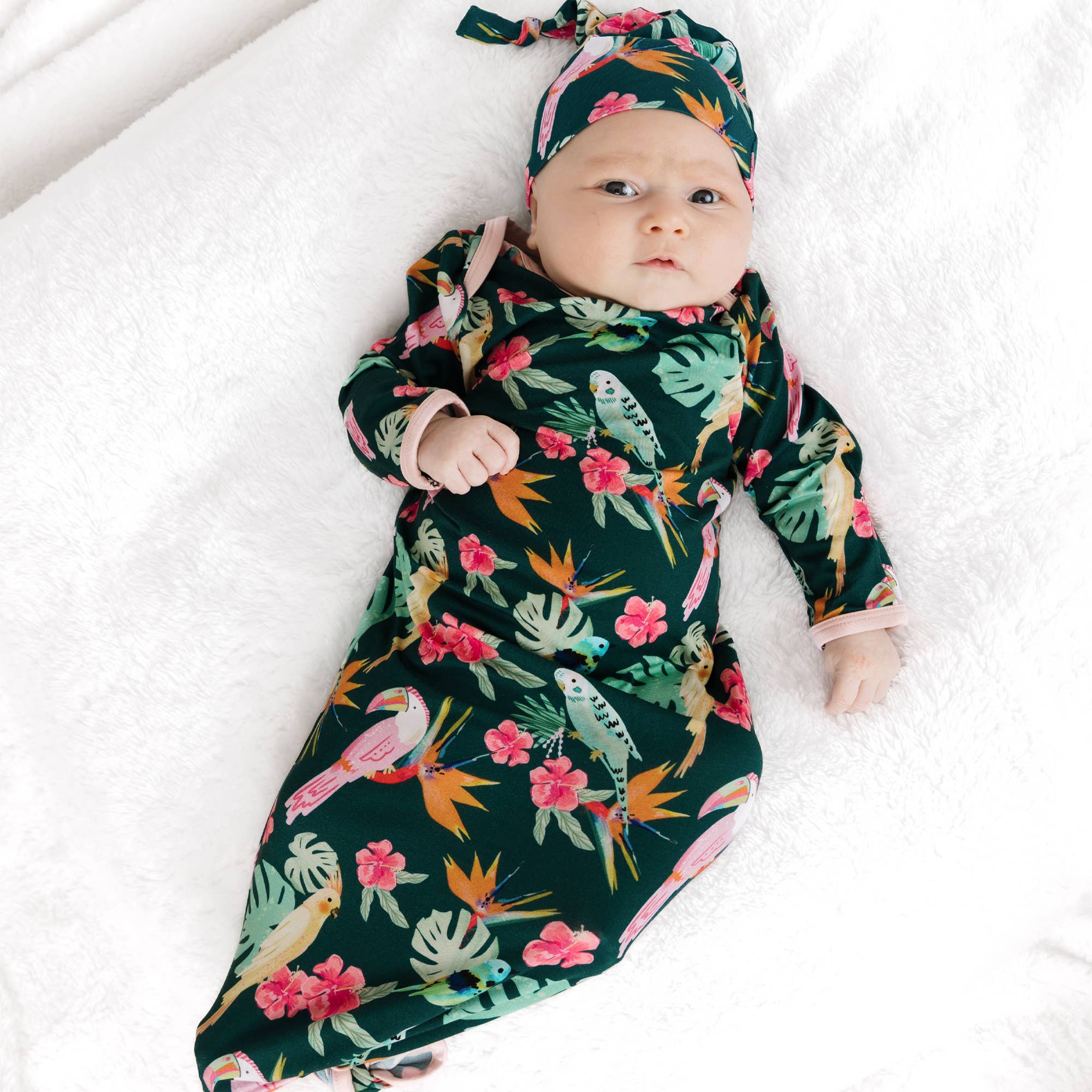 Isla Botánica Tropical Birds Bamboo Gown and Hat Newborn Baby Gift Set
