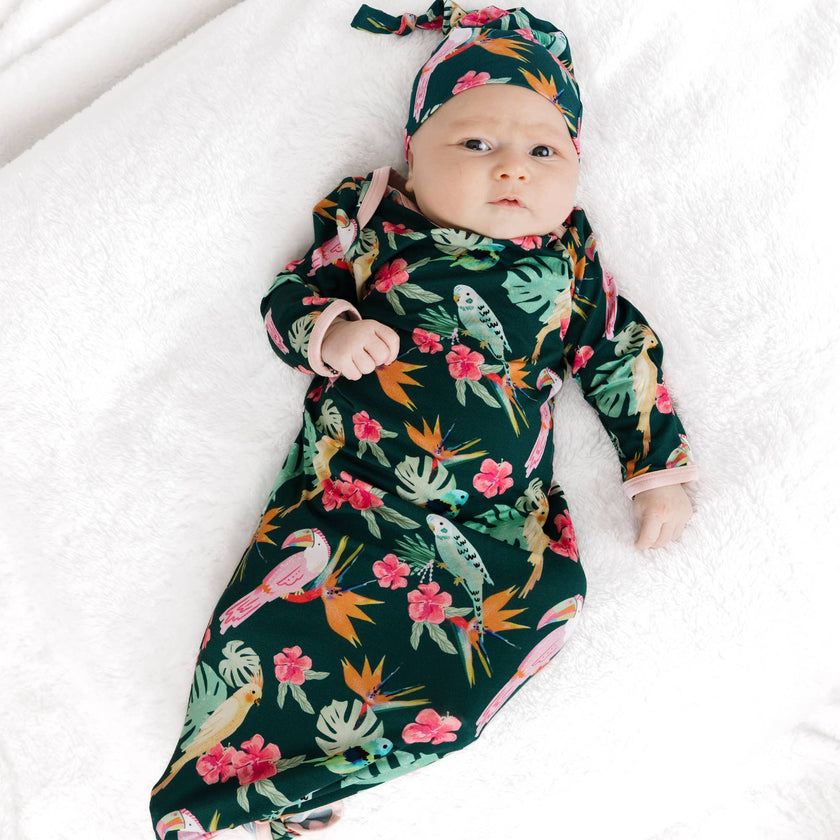 Isla Botánica Tropical Birds Bamboo Gown and Hat Newborn Baby Gift Set