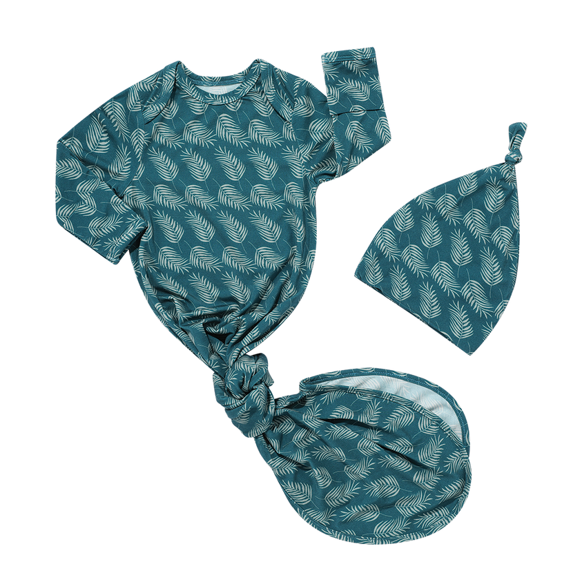 The softest bamboo gowns for newborns! This gift set is perfect for new babies and moms. Soft, comfortable, and easy to use!