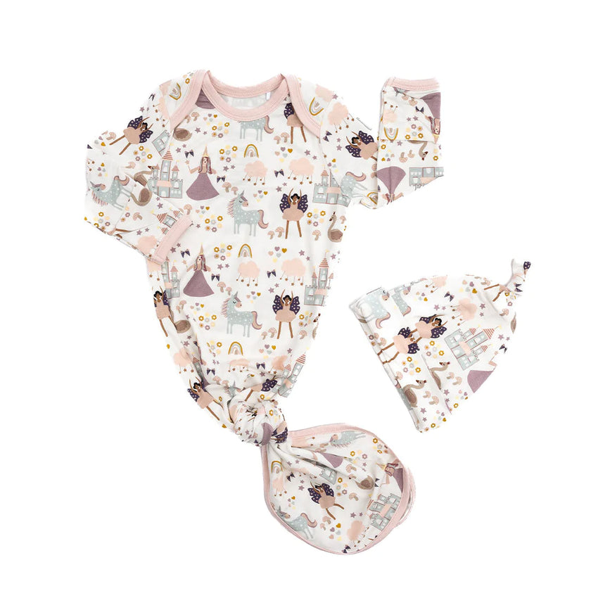 The softest bamboo gowns for newborns! This gift set is perfect for new babies and moms. Soft, comfortable, and easy to use! 