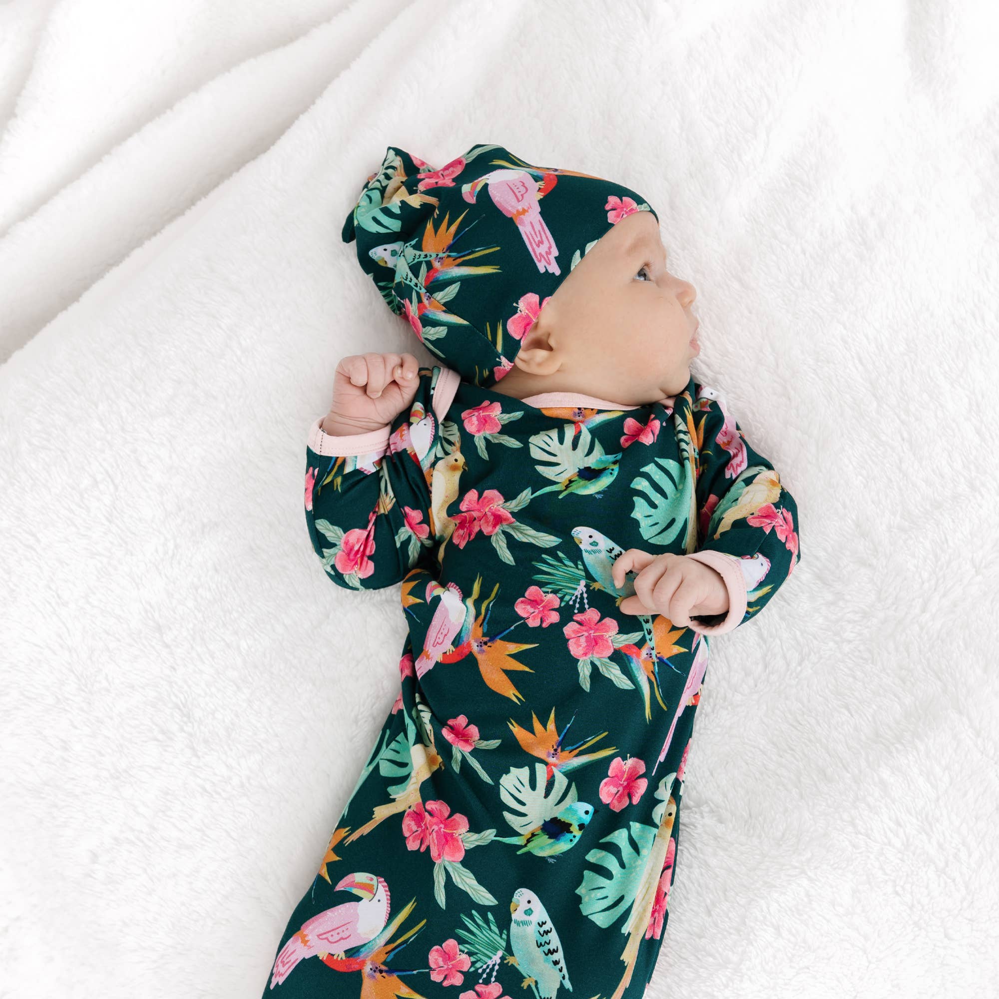 Isla Botánica Tropical Birds Bamboo Gown and Hat Newborn Baby Gift Set