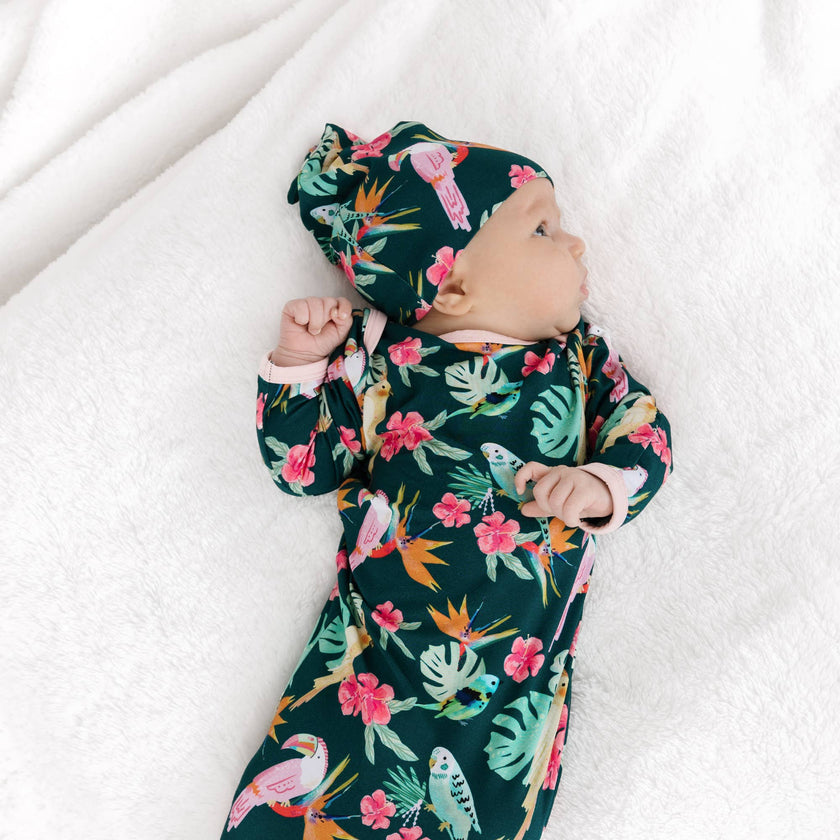 Isla Botánica Tropical Birds Bamboo Gown and Hat Newborn Baby Gift Set