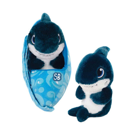 Creative Child Awards – Top Toy of the Year for 2021, 2022, & 2023 This baby shark is ready to travel where your adventures take you! Comes complete with water-printed cloth sling so it can be worn or carried. Plush measures 9